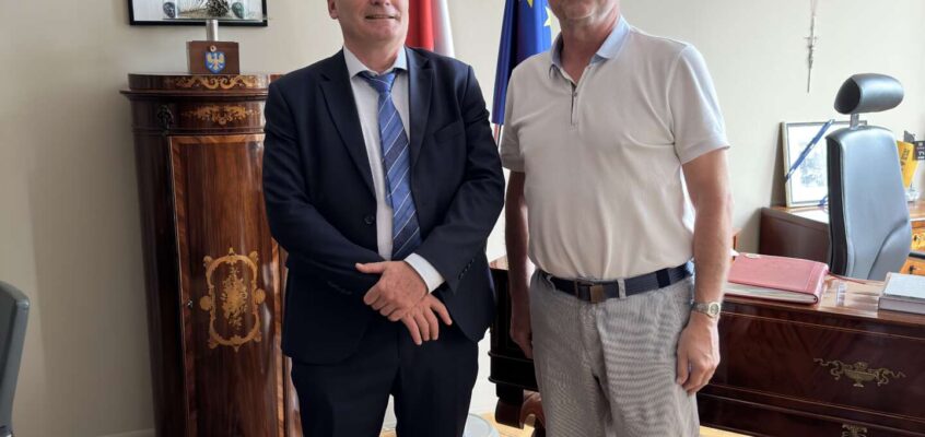 Deutscher Generalkonsul Martin Kremer mit dem Besuch im Konsulat